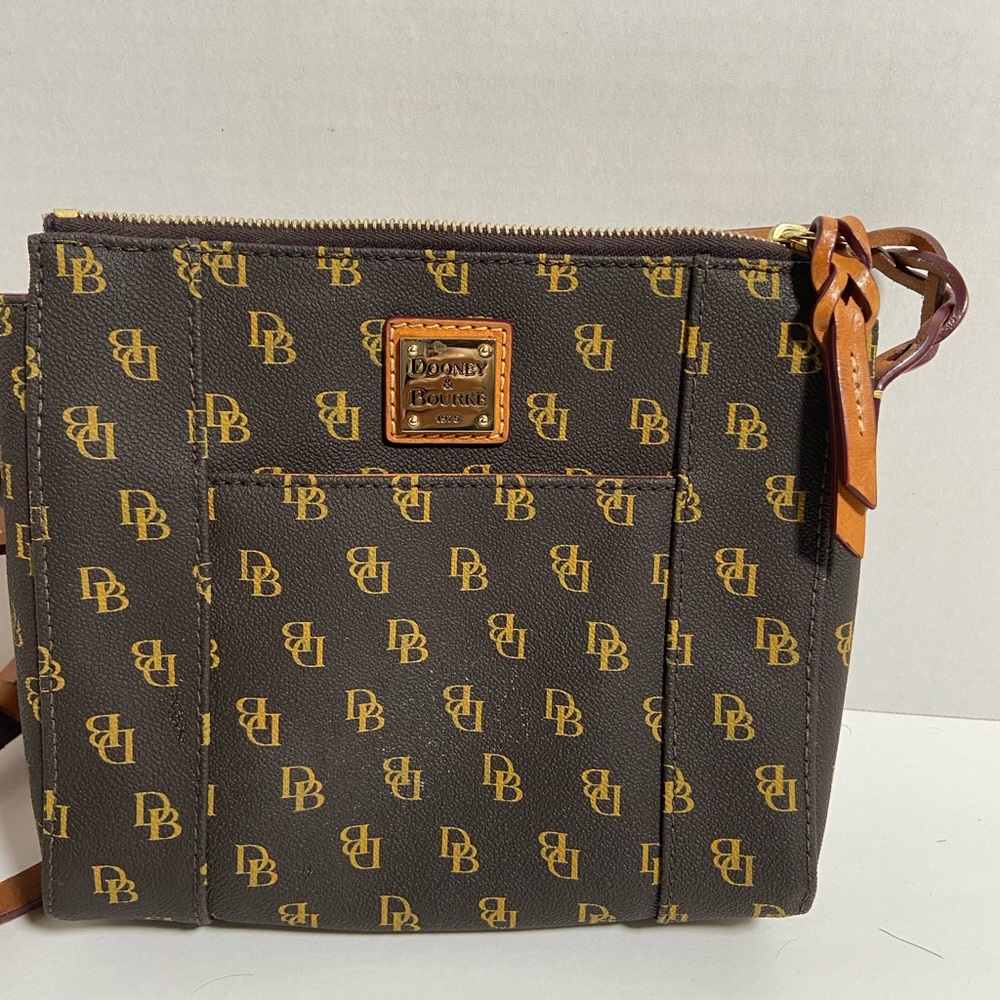 💯 Authentic Dooney & Bourke Crossbody Bag👜